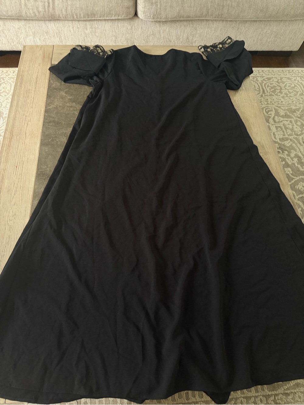 Abaya Elegant Black Maxi Dress with Gold Lace Cuff - Picture 6 of 10